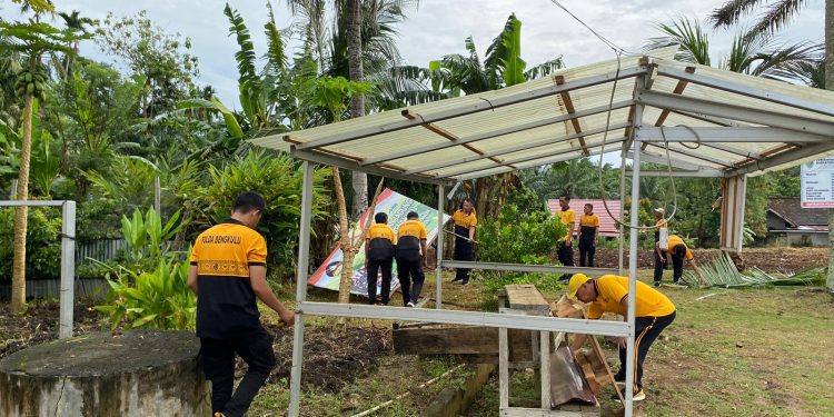 Polres Bengkulu Tengah Gelar Kegiatan Kurve di Polsek Pondok Kelapa, Wujudkan Lingkungan Kerja Bersih dan Asri