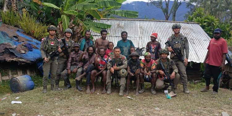 *Patroli Humanis di Intan Jaya, Satgas Ops Damai Cartenz Duduk dan Berdialog dengan Warga