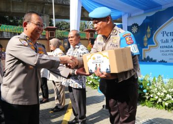Jelang Lebaran, Kapolri Salurkan Tali Asih dan Sembako kepada Personel Polri