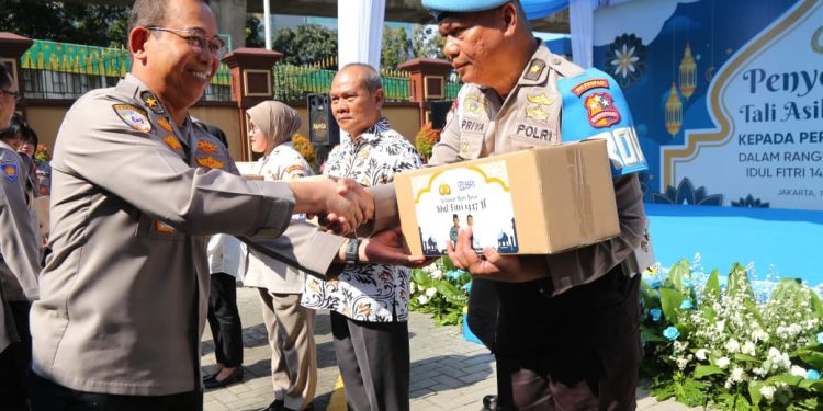 Jelang Lebaran, Kapolri Salurkan Tali Asih dan Sembako kepada Personel Polri