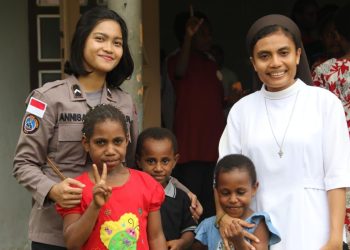 *Satgas Ops Damai Cartenz Salurkan Bantuan Sosial, Hangatkan Hati Santri dan Anak Panti di Jayapura*