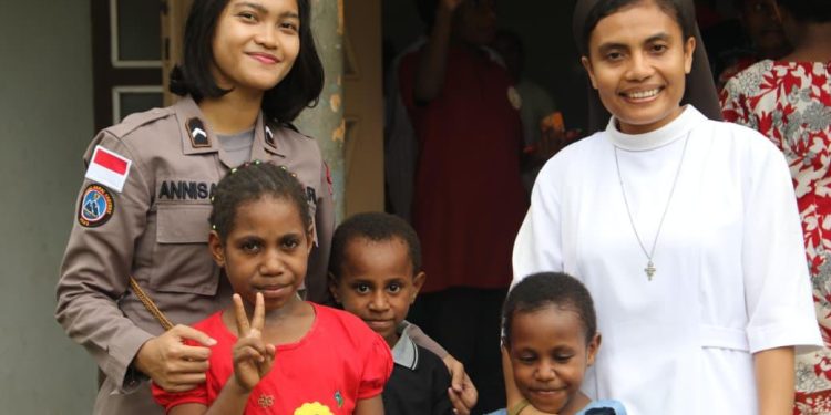 *Satgas Ops Damai Cartenz Salurkan Bantuan Sosial, Hangatkan Hati Santri dan Anak Panti di Jayapura*