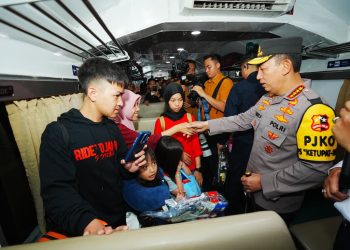 Tinjau Stasiun Surabaya Gubeng, Kapolri Instruksikan Beri Pelayanan Maksimal ke Pemudik