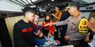 Tinjau Stasiun Surabaya Gubeng, Kapolri Instruksikan Beri Pelayanan Maksimal ke Pemudik