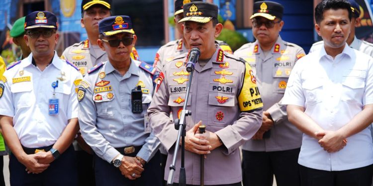 Tinjau Terminal Purabaya, Kapolri ke Sopir Bus: Hati-Hati dan Jaga Keselamatan Pemudik