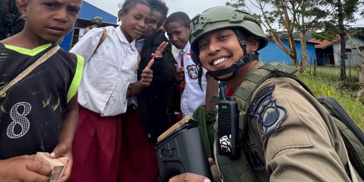 *Patroli Humanis Satgas Ops Damai Cartenz di Kampung Kabiding, Kehangatan Warga dan Tawa Anak-Anak Warnai Pagi di Oksibil*