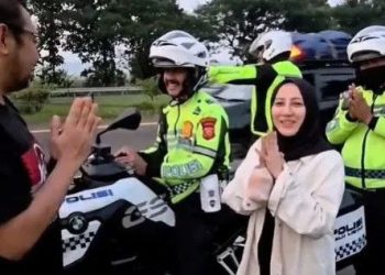 Tertinggal di Rest Area, Pemudik Asal Indramayu Diselamatkan Polisi dan Diantar Susul Keluarga