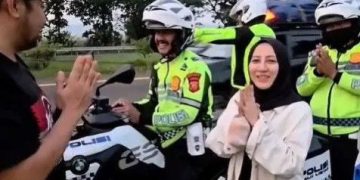 Tertinggal di Rest Area, Pemudik Asal Indramayu Diselamatkan Polisi dan Diantar Susul Keluarga