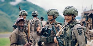 *Patroli Dialogis Satgas Damai Cartenz Hadirkan Rasa Aman di Tengah Aktivitas Warga Kiwirok*