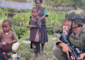 Sentuhan Humanis di Sinak: Satgas Damai Cartenz Bangun Kepercayaan Lewat Interaksi Anak-anak*