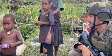 Sentuhan Humanis di Sinak: Satgas Damai Cartenz Bangun Kepercayaan Lewat Interaksi Anak-anak*