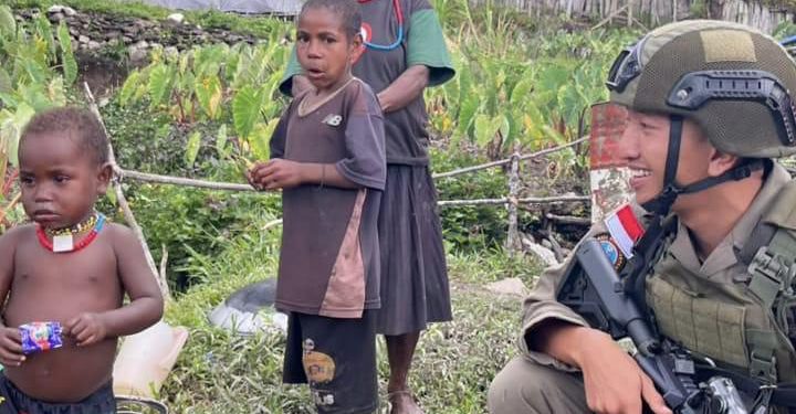 Sentuhan Humanis di Sinak: Satgas Damai Cartenz Bangun Kepercayaan Lewat Interaksi Anak-anak*