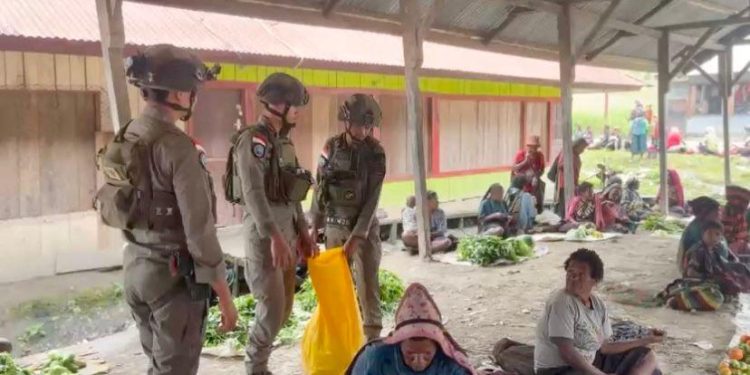 *Patroli Humanis Jadi Ruang Harapan, Satgas Damai Cartenz Dorong Perputaran Ekonomi Mama-Mama Sinak*