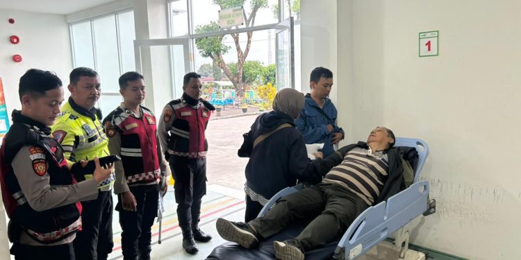 Wujud Respon Cepat, Anggota Polri Evakuasi Lansia Darurat Medis ke Rumah Sakit di Gunung Mas Bogor