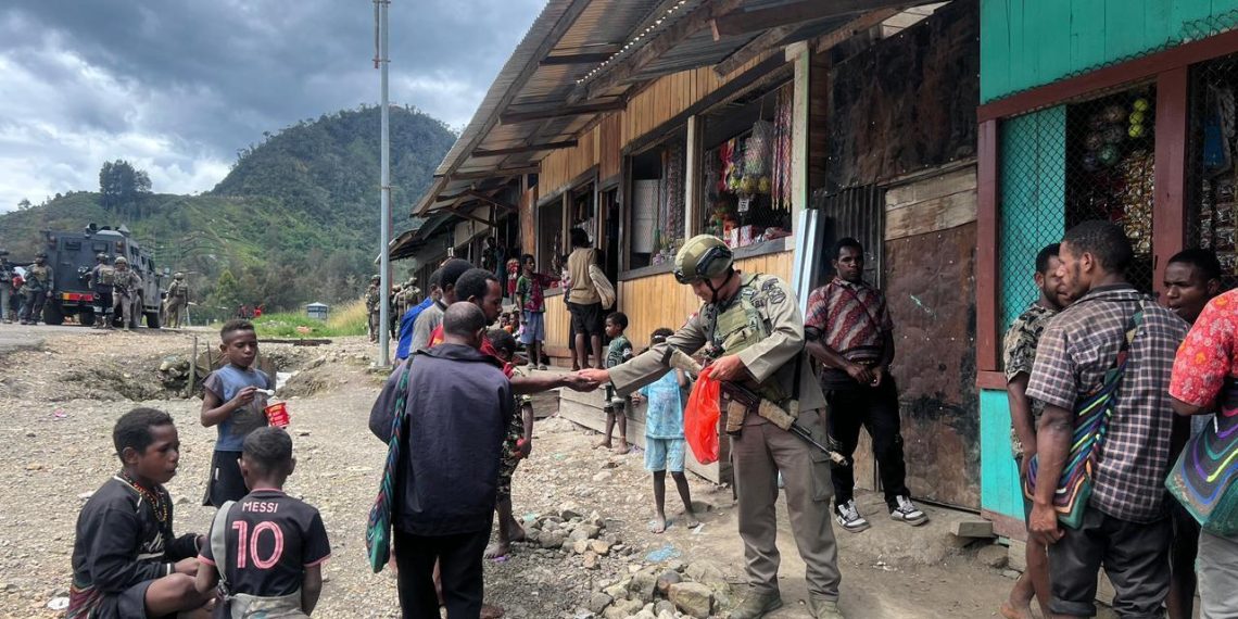 *Hadirkan Pendekatan Diri dengan Masyarakat, Personel Ops Damai Cartenz Belanja dan Berbagi di Sinak