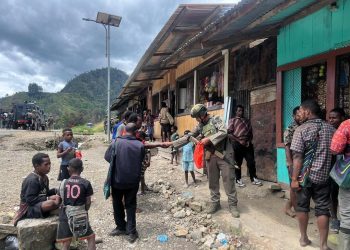 *Hadirkan Pendekatan Diri dengan Masyarakat, Personel Ops Damai Cartenz Belanja dan Berbagi di Sinak