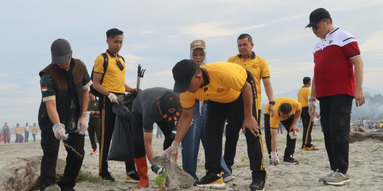 Polda Bengkulu Gaungkan GEMPAR GEMPITA ASRI, Bersih Pantai dan Kota Serentak di 38 Titik