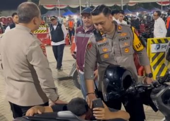 *Polri Siaga dan Humanis, Dampingi Pemudik Terima Kabar Duka Saat Mudik*