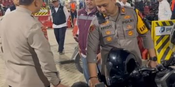 *Polri Siaga dan Humanis, Dampingi Pemudik Terima Kabar Duka Saat Mudik*
