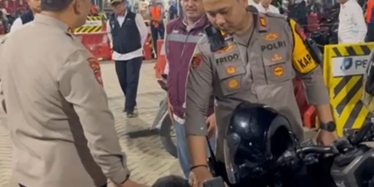 *Polri Siaga dan Humanis, Dampingi Pemudik Terima Kabar Duka Saat Mudik*