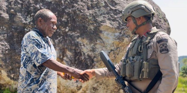 *Satgas Damai Cartenz Gelar Patroli dan Pelayanan Kesehatan di Sinak*