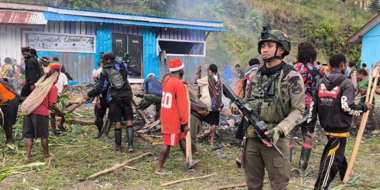 *Satgas Ops Damai Cartenz Hadir di Tengah Tradisi Bakar Batu di Sugapa, Bangun Kebersamaan dengan Warga*