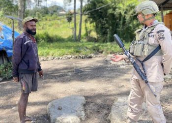 *Lewat Patroli Jalan Kaki, Satgas Damai Cartenz Bangun Kedekatan dengan Warga Sinak*