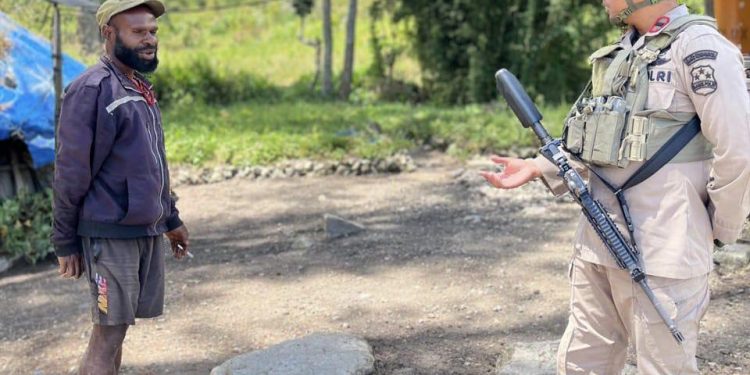 *Lewat Patroli Jalan Kaki, Satgas Damai Cartenz Bangun Kedekatan dengan Warga Sinak*