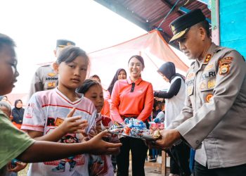 Kapolda Bengkulu Tinjau Posko Tanggap Darurat dan Salurkan Bantuan untuk Korban Banjir dan Longsor di Lebong.
