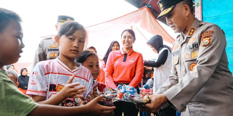 Kapolda Bengkulu Tinjau Posko Tanggap Darurat dan Salurkan Bantuan untuk Korban Banjir dan Longsor di Lebong.