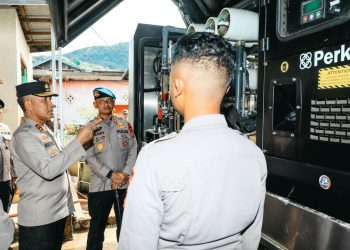 Kapolda Bengkulu Turun Langsung ke Lokasi Banjir Lebong, Kerahkan Water Treatment Atasi Krisis Air Bersih