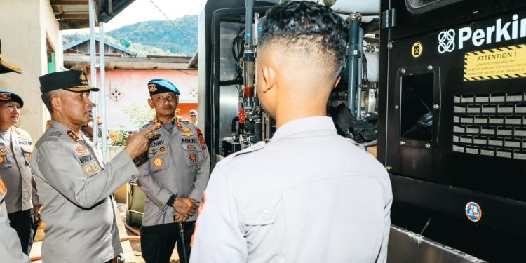 Kapolda Bengkulu Turun Langsung ke Lokasi Banjir Lebong, Kerahkan Water Treatment Atasi Krisis Air Bersih